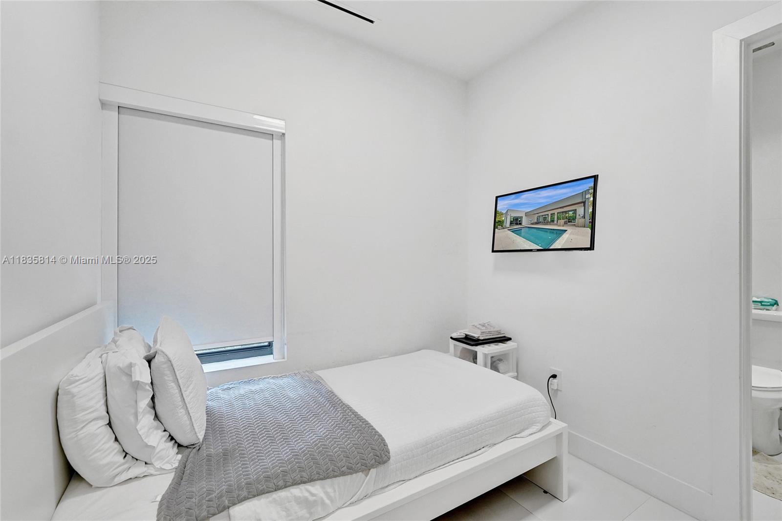 2441 NE 200th St #. Miami, FL 33180