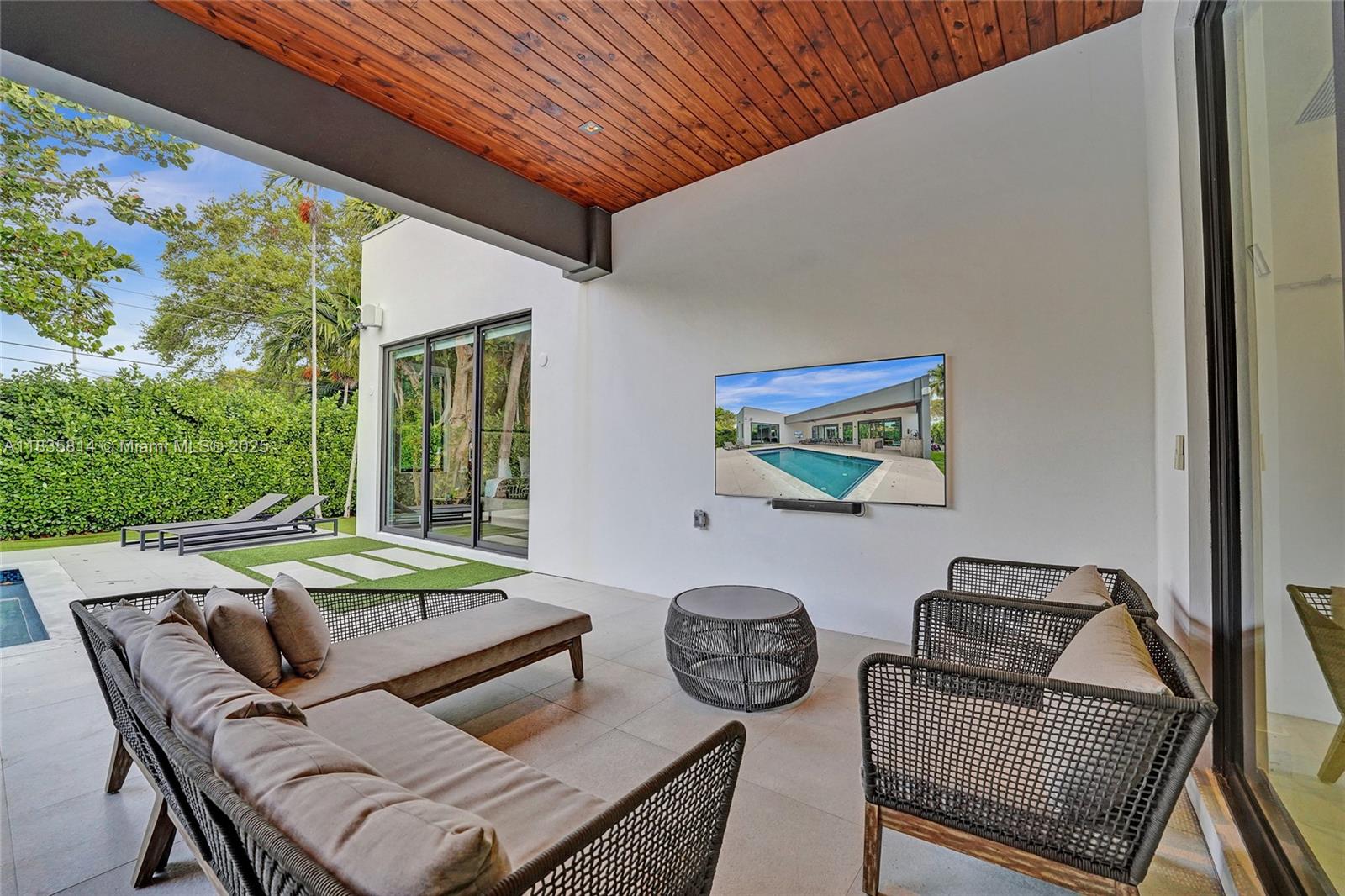 2441 NE 200th St #. Miami, FL 33180