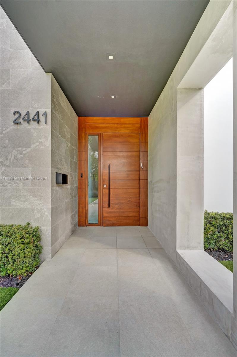 2441 NE 200th St #. Miami, FL 33180