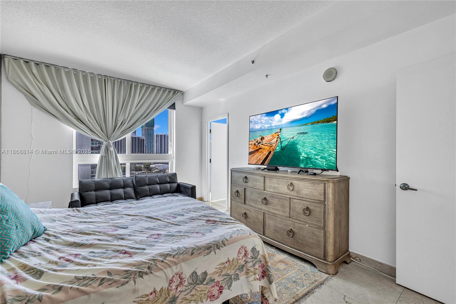 image 1800 Club Condo12