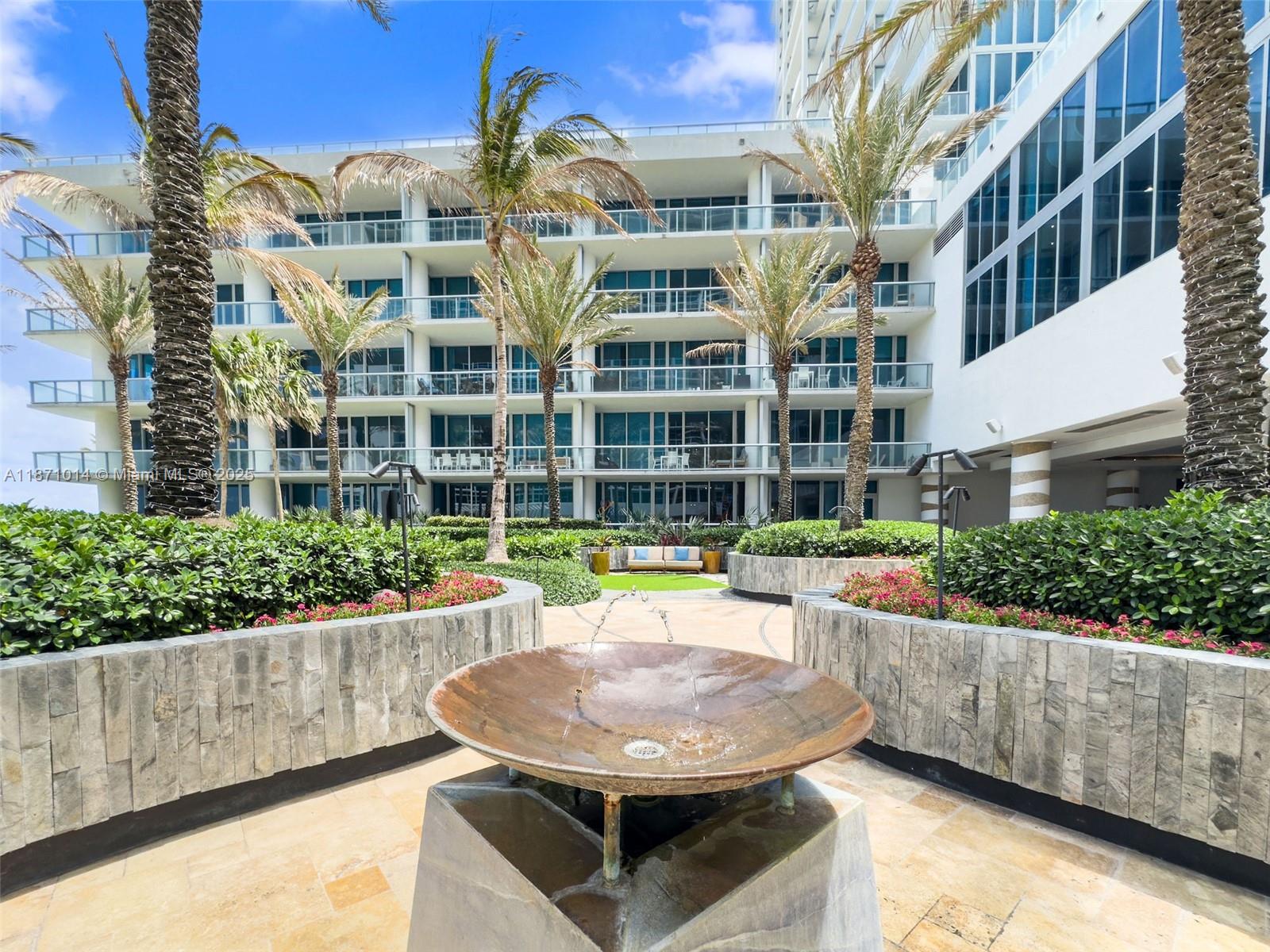 image Central Carillon Beach Co31