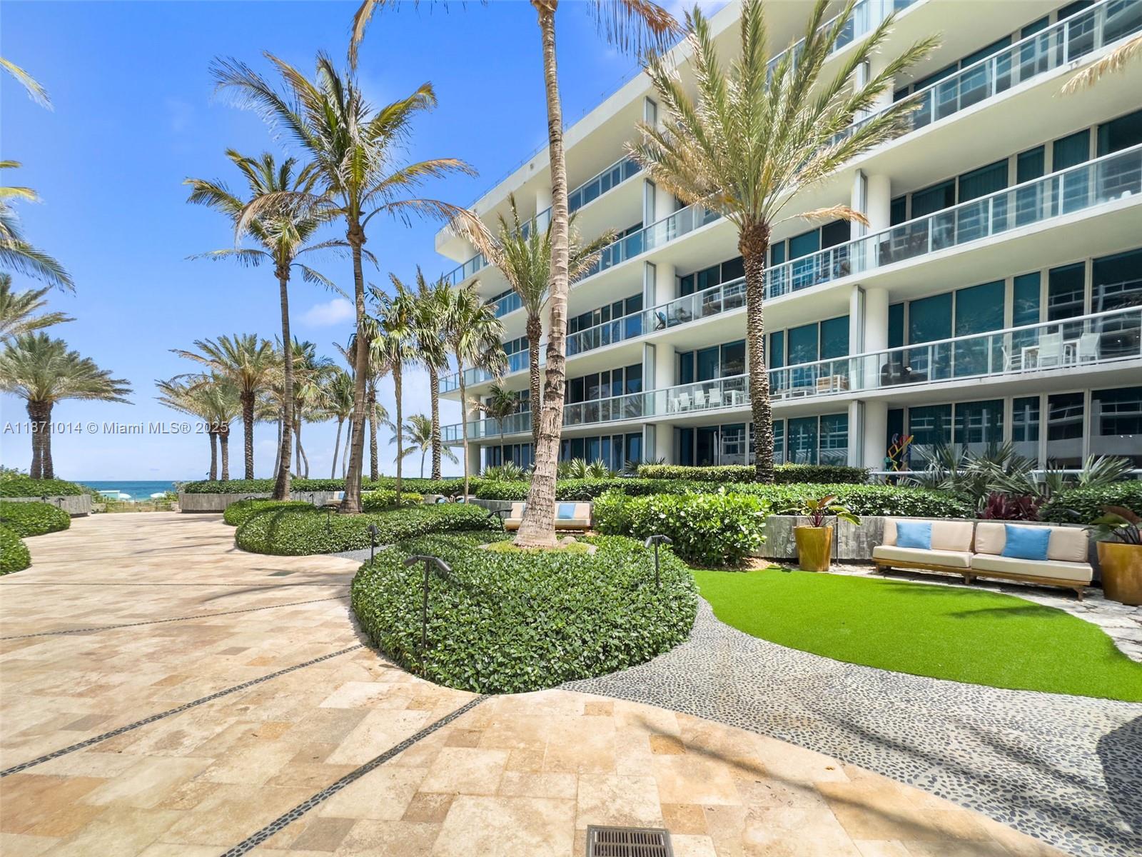 image Central Carillon Beach Co32