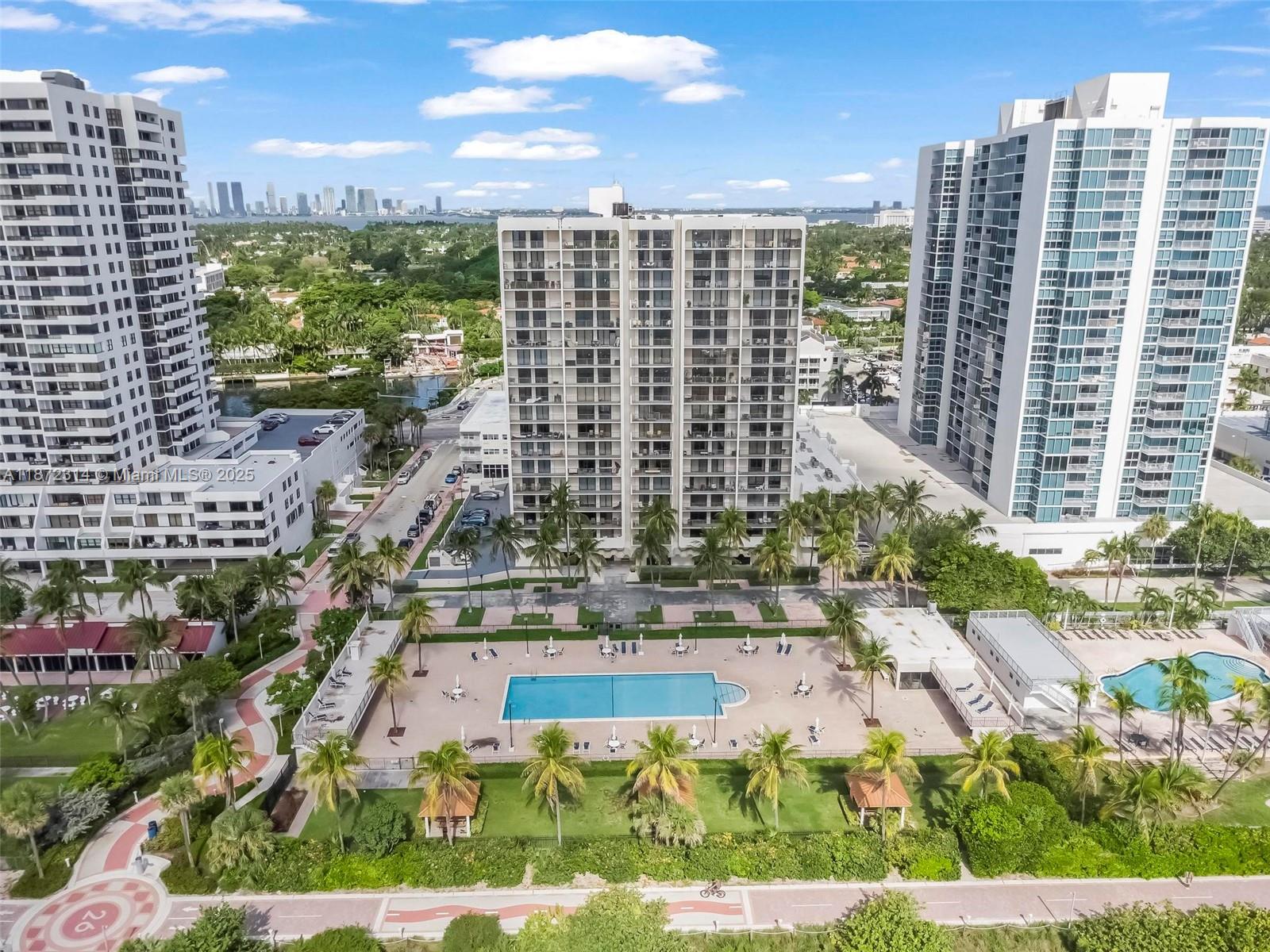 2625 Collins Ave #318
