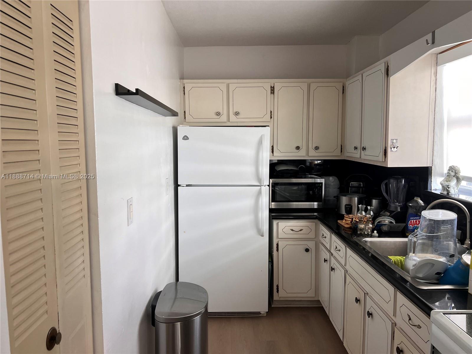 713 Collins Ave #31