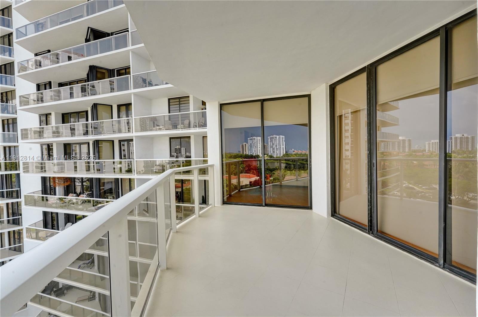 image Hamptons West21