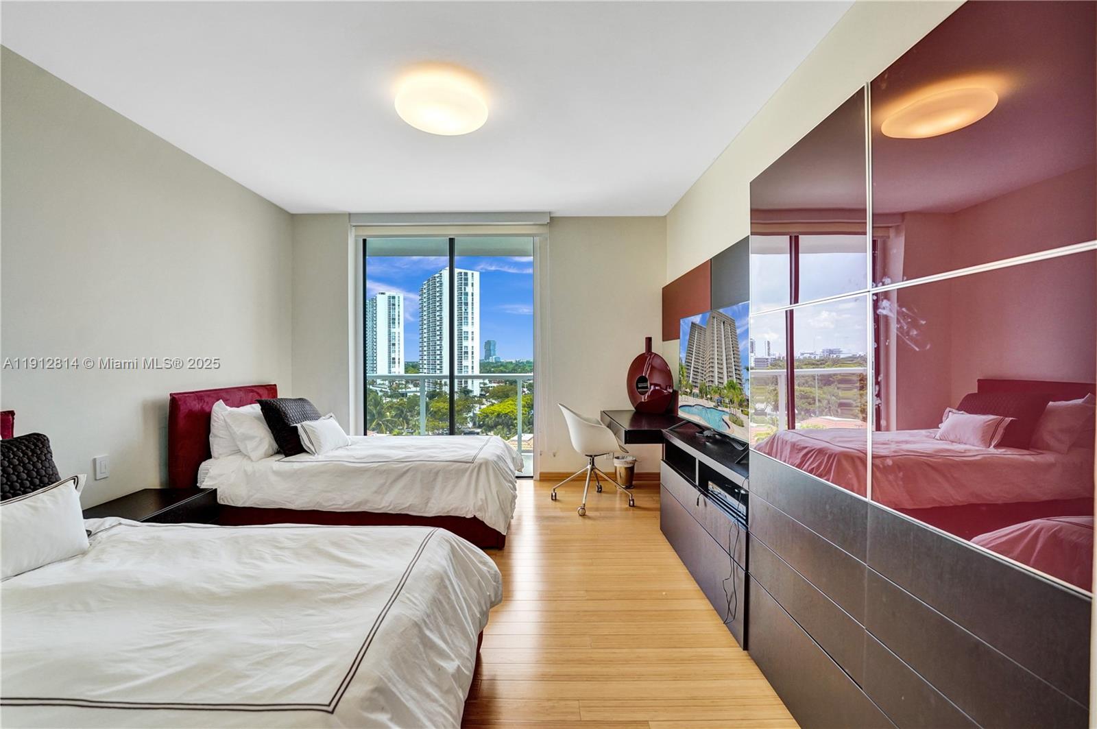 image Hamptons West51