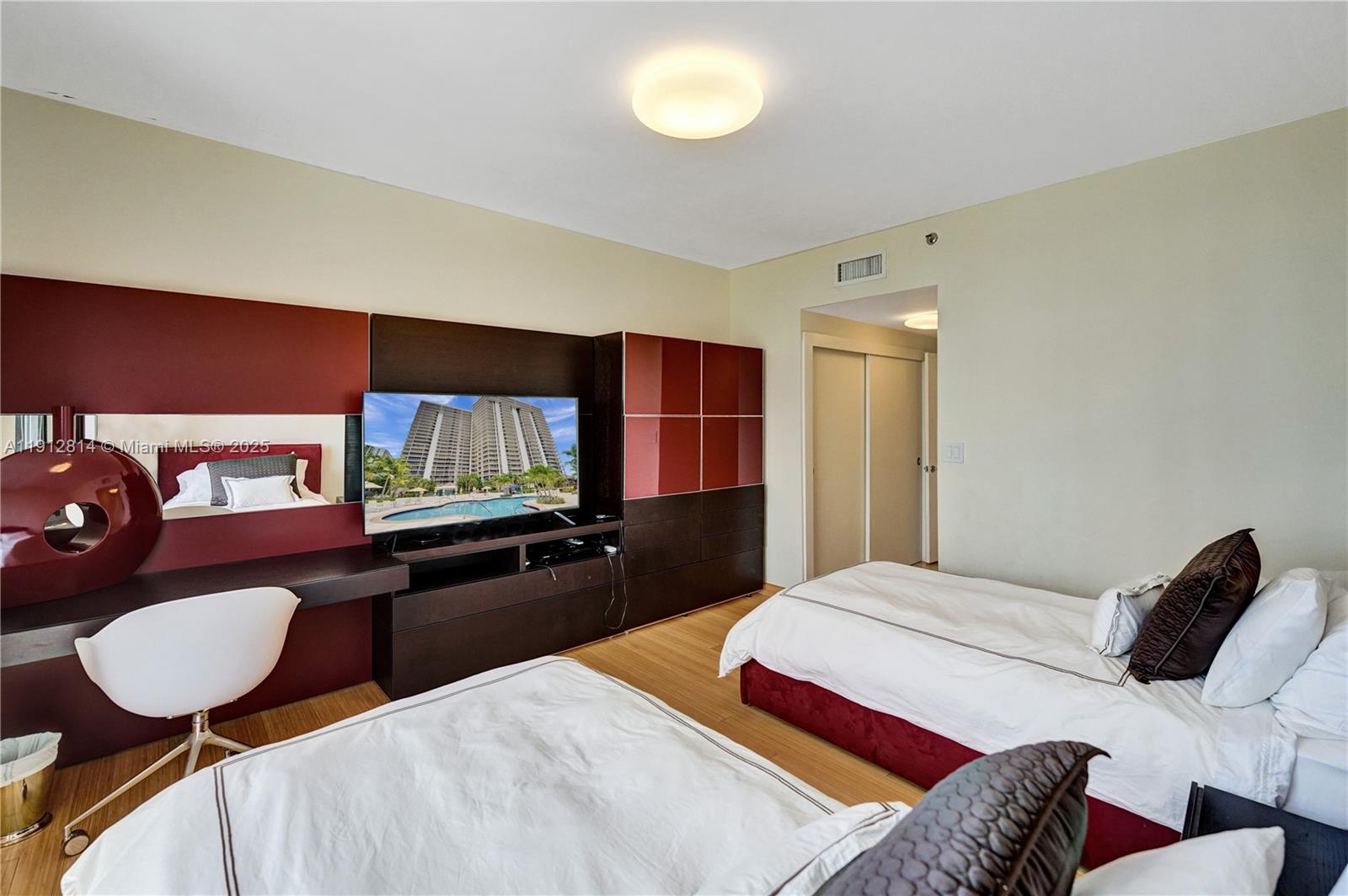 image Hamptons West53