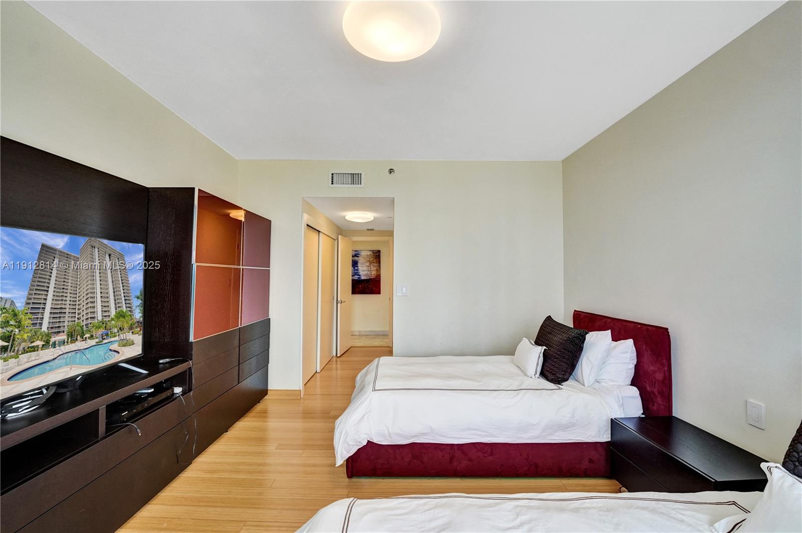 image Hamptons West54