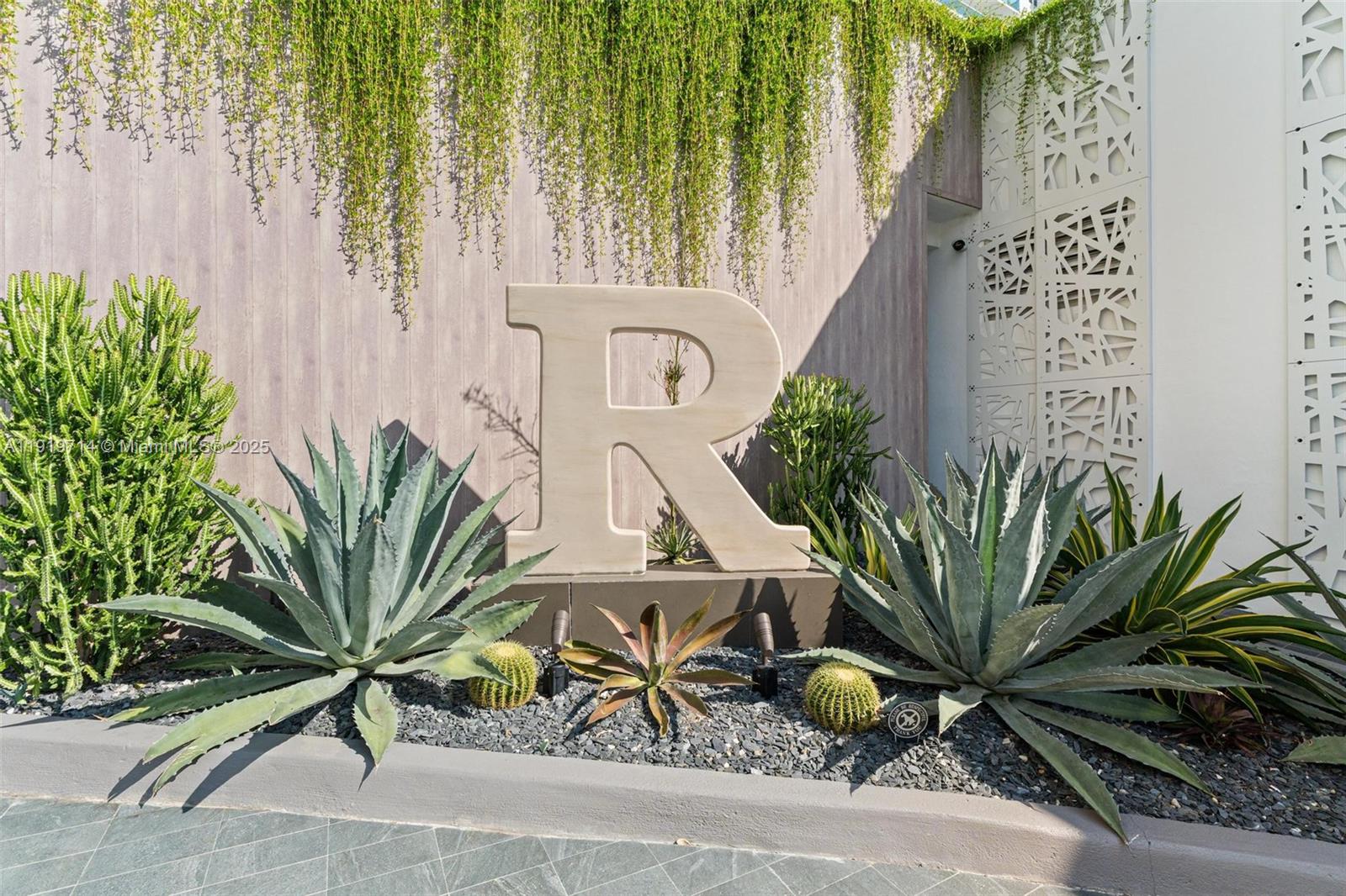 image Roney Palace Condo1