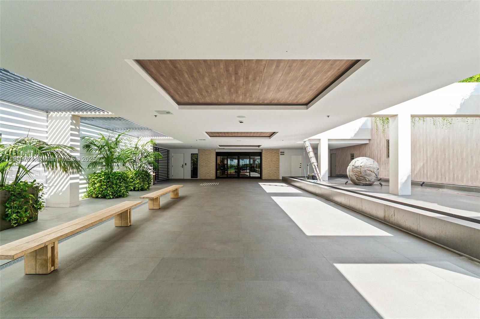 image Roney Palace Condo2