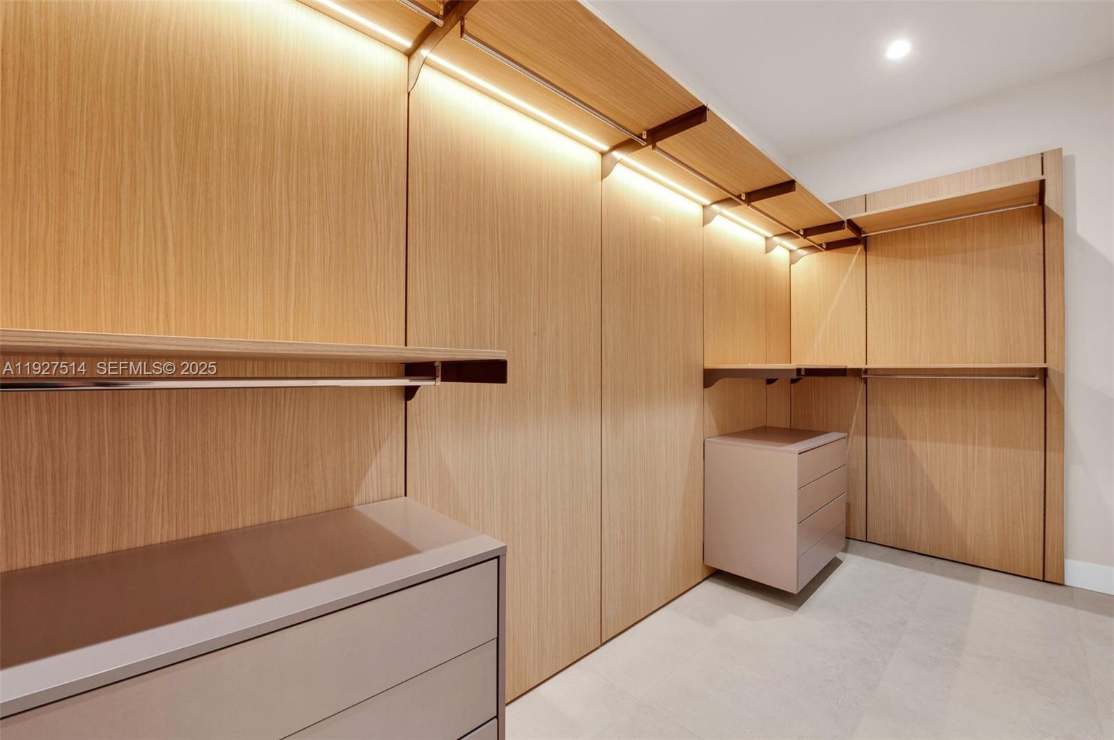 915 NE 17th Ter Fort Lauderdale, FL 33304