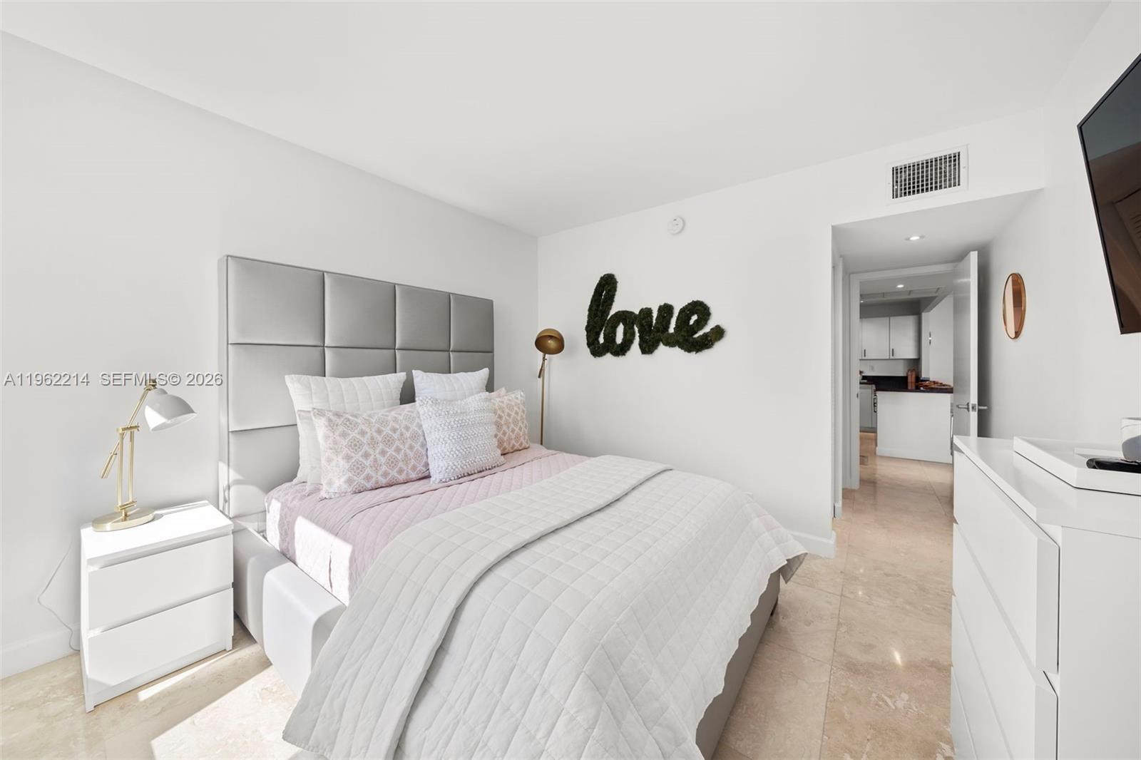 2301 Collins Ave #908 Miami Beach, FL 33139