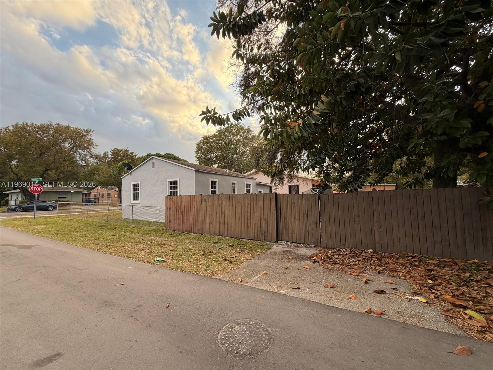 1249 NW 42nd St Miami, FL 33142