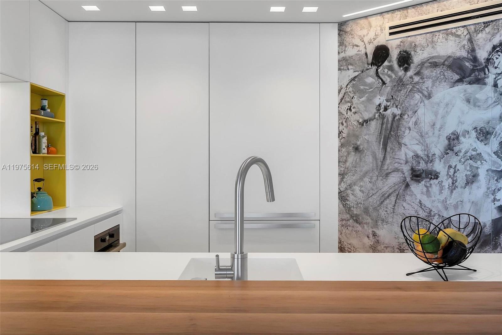 10 Venetian Way #904 Miami Beach, FL 33139