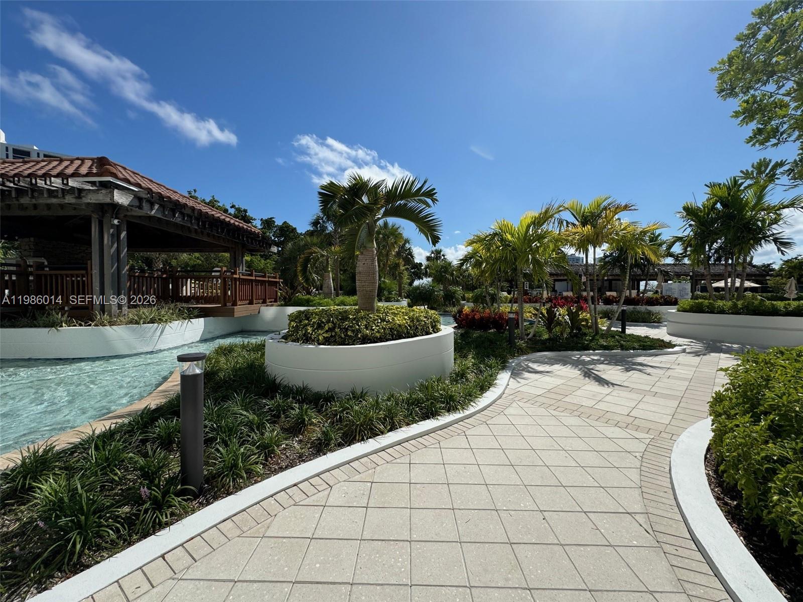 image Hamptons West72