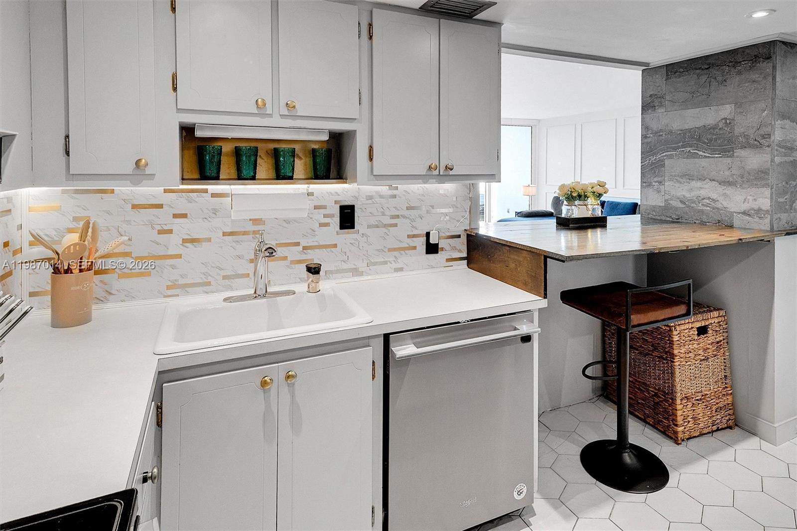 100 Bayview Dr #617 Sunny Isles Beach, FL 33160