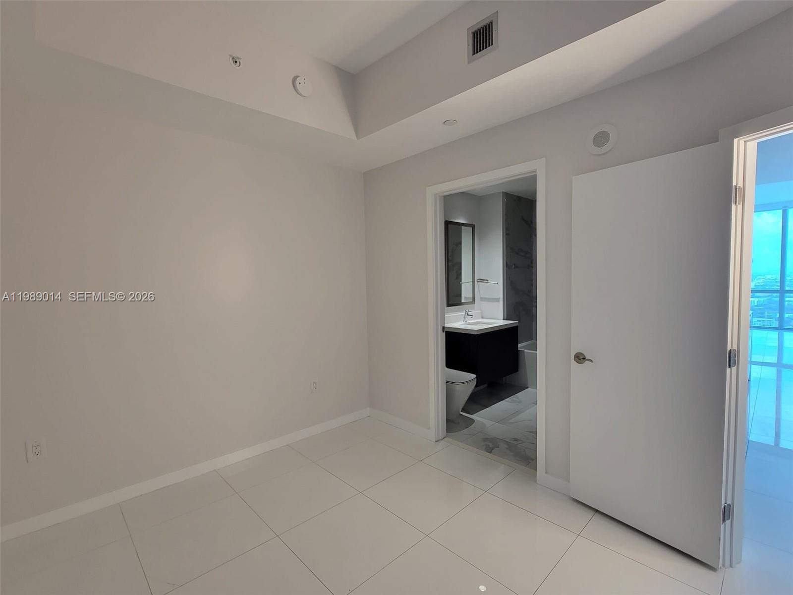 851 NE 1st Ave #1806 Miami, FL 33132