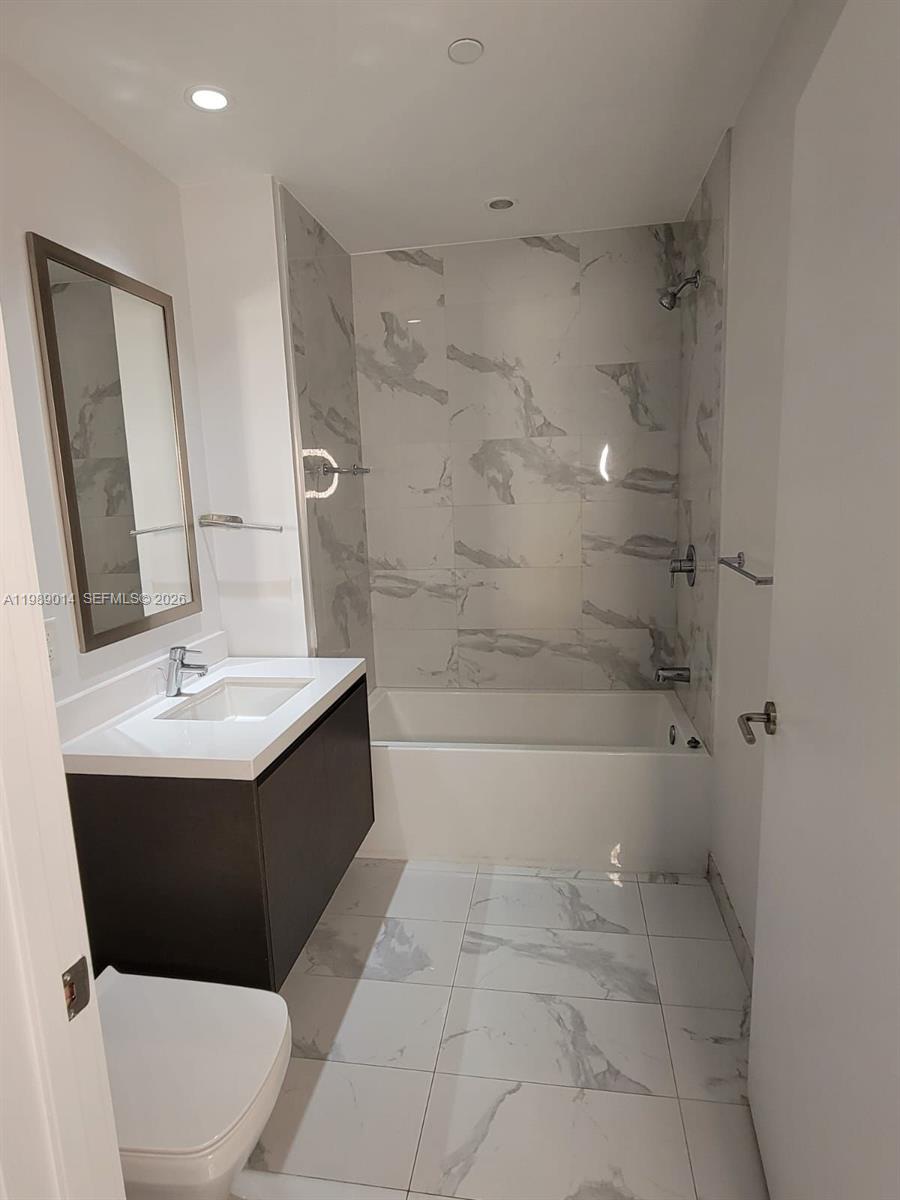 851 NE 1st Ave #1806 Miami, FL 33132