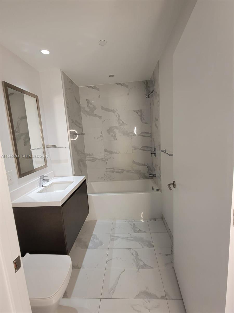 851 NE 1st Ave #1806 Miami, FL 33132