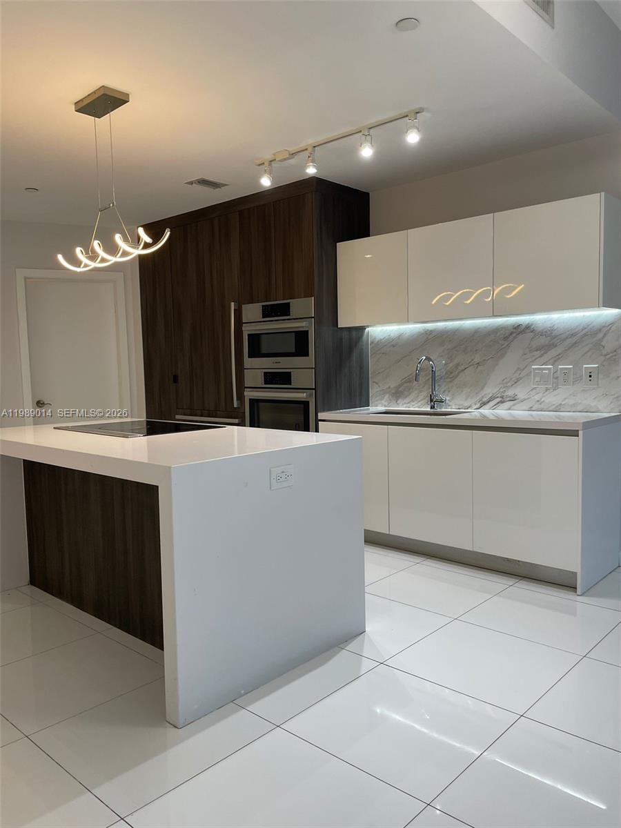 851 NE 1st Ave #1806 Miami, FL 33132