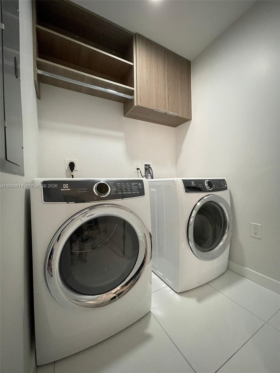 851 NE 1st Ave #1806 Miami, FL 33132