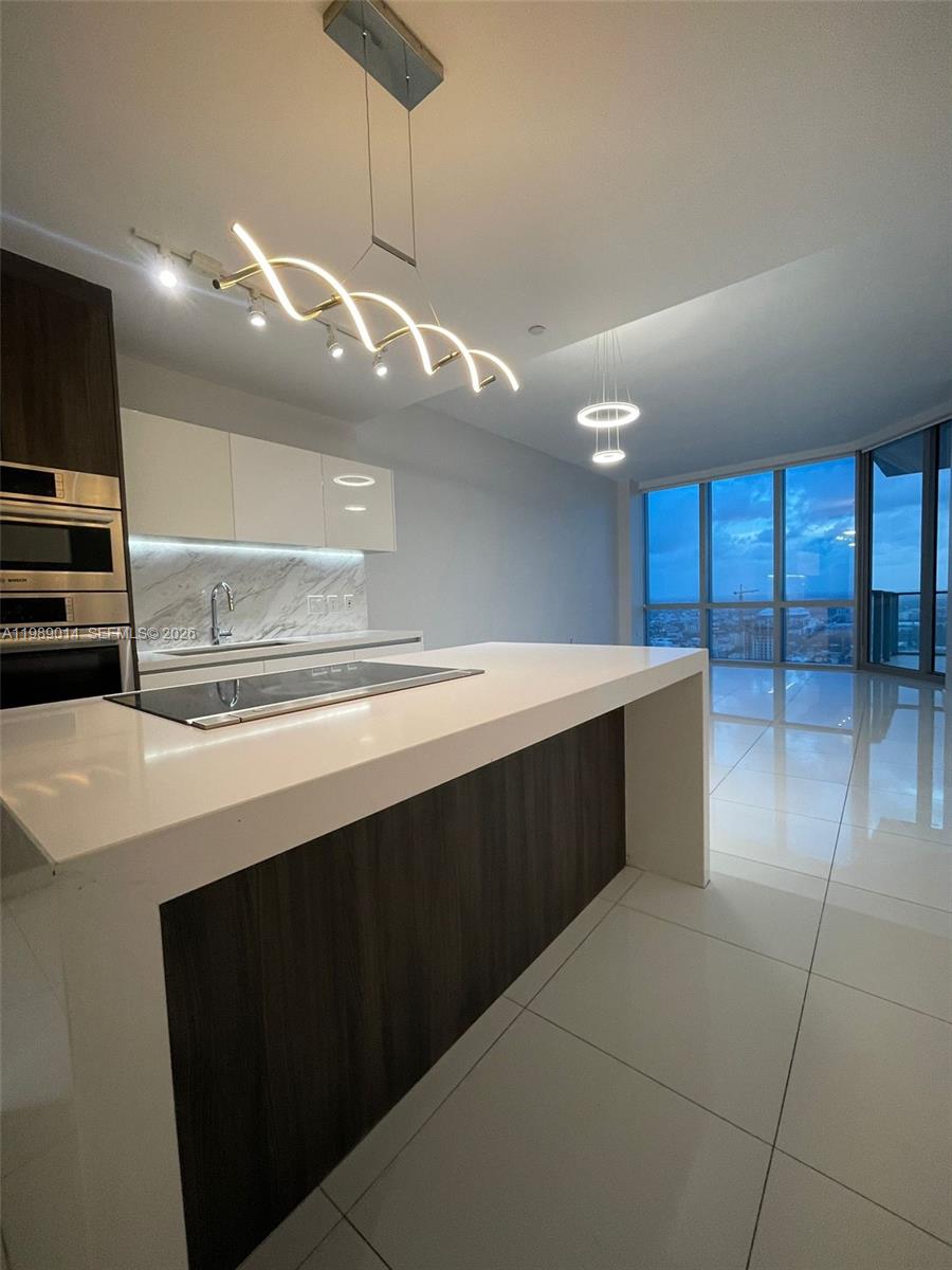 851 NE 1st Ave #1806 Miami, FL 33132