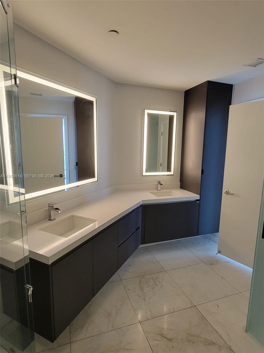 851 NE 1st Ave #1806 Miami, FL 33132