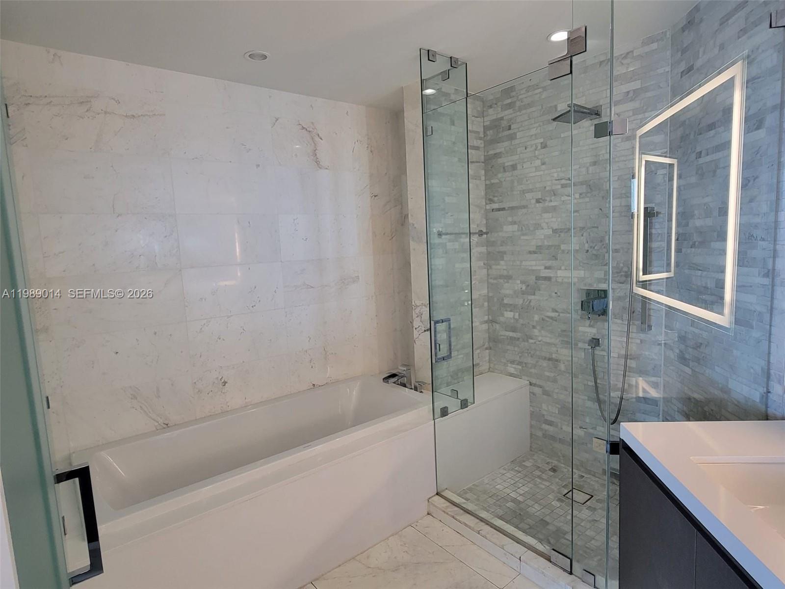 851 NE 1st Ave #1806 Miami, FL 33132