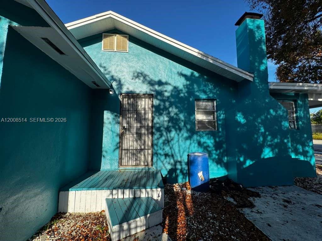1121 NW 40th St #2