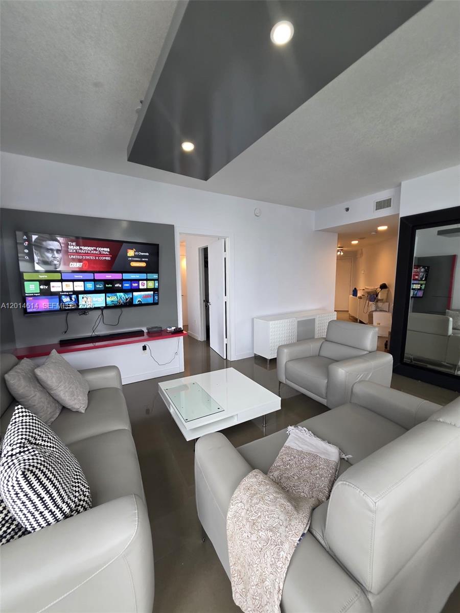 1060 Brickell Ave #2201 Miami, FL 33131