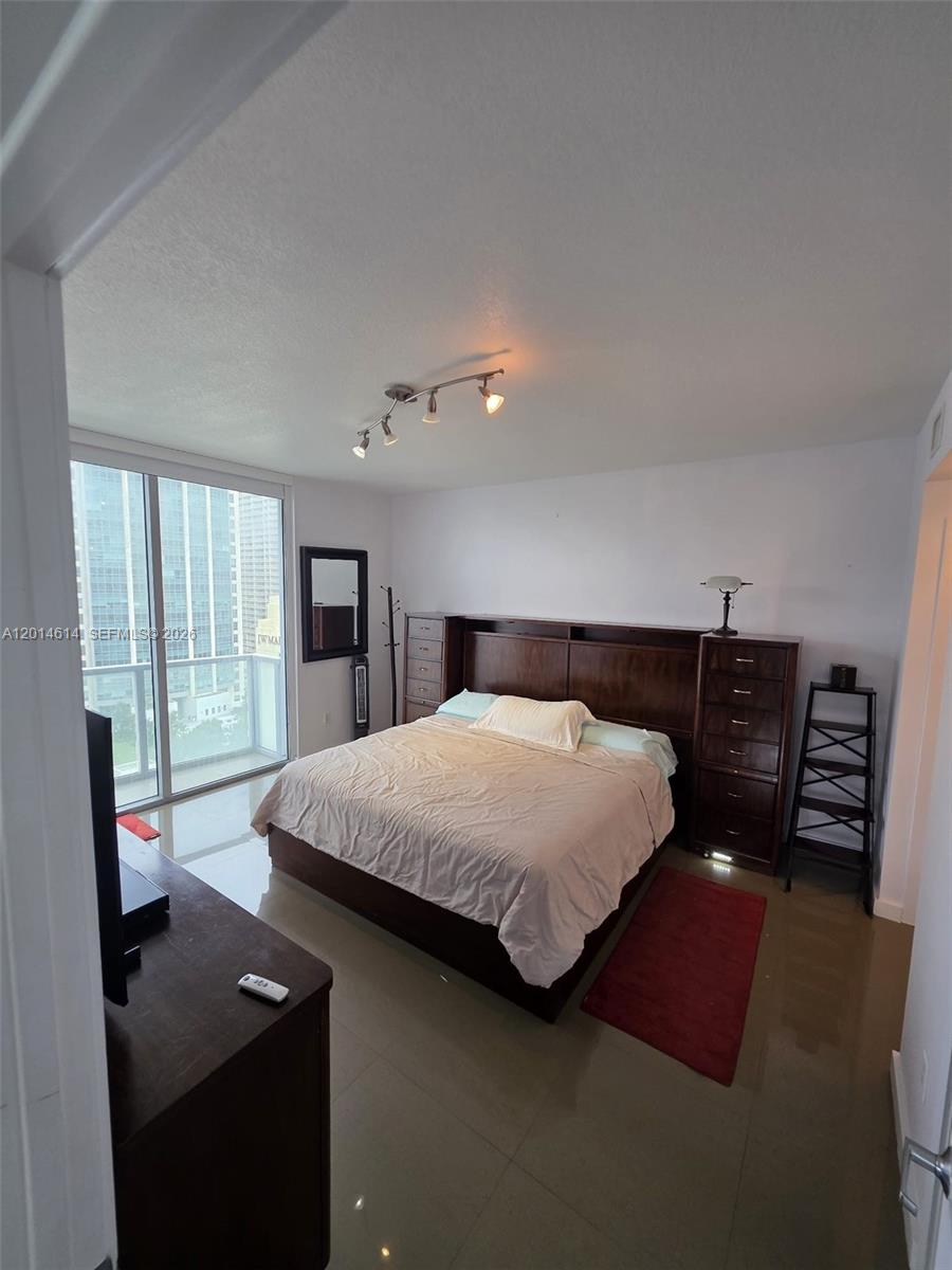 1060 Brickell Ave #2201 Miami, FL 33131