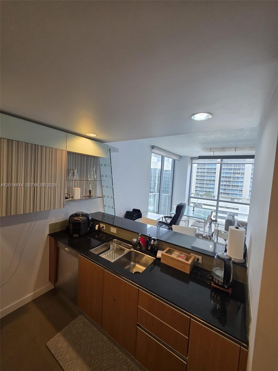 1060 Brickell Ave #2201 Miami, FL 33131