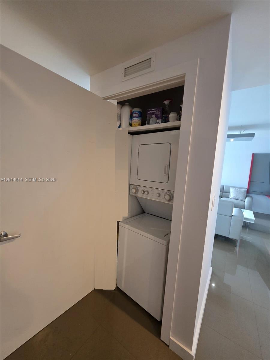 1060 Brickell Ave #2201 Miami, FL 33131