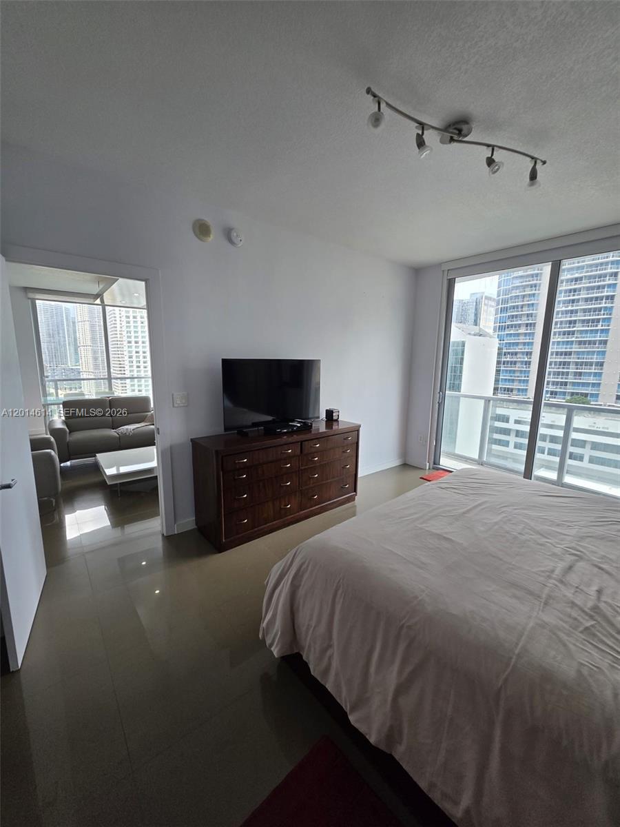 1060 Brickell Ave #2201 Miami, FL 33131