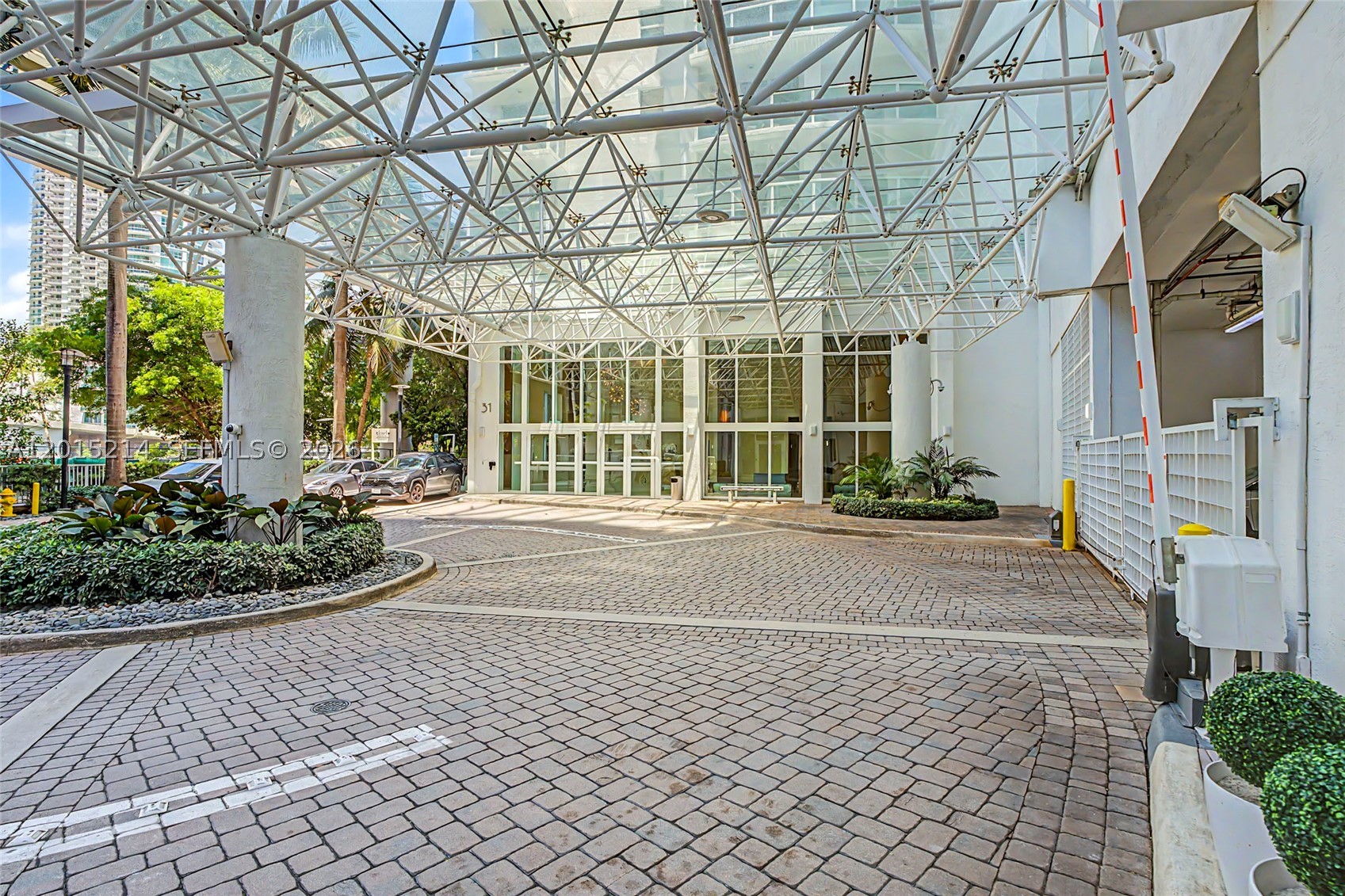 image Brickell on the River North1