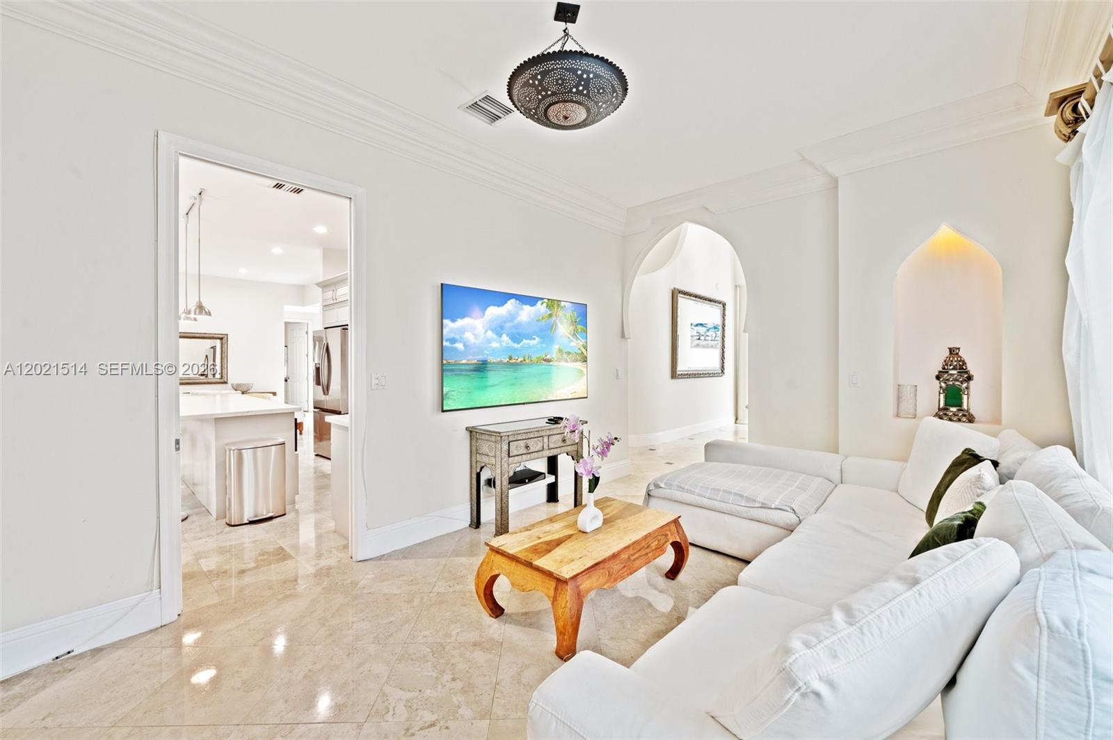 2501 Pine Tree Dr Miami Beach, FL 33140