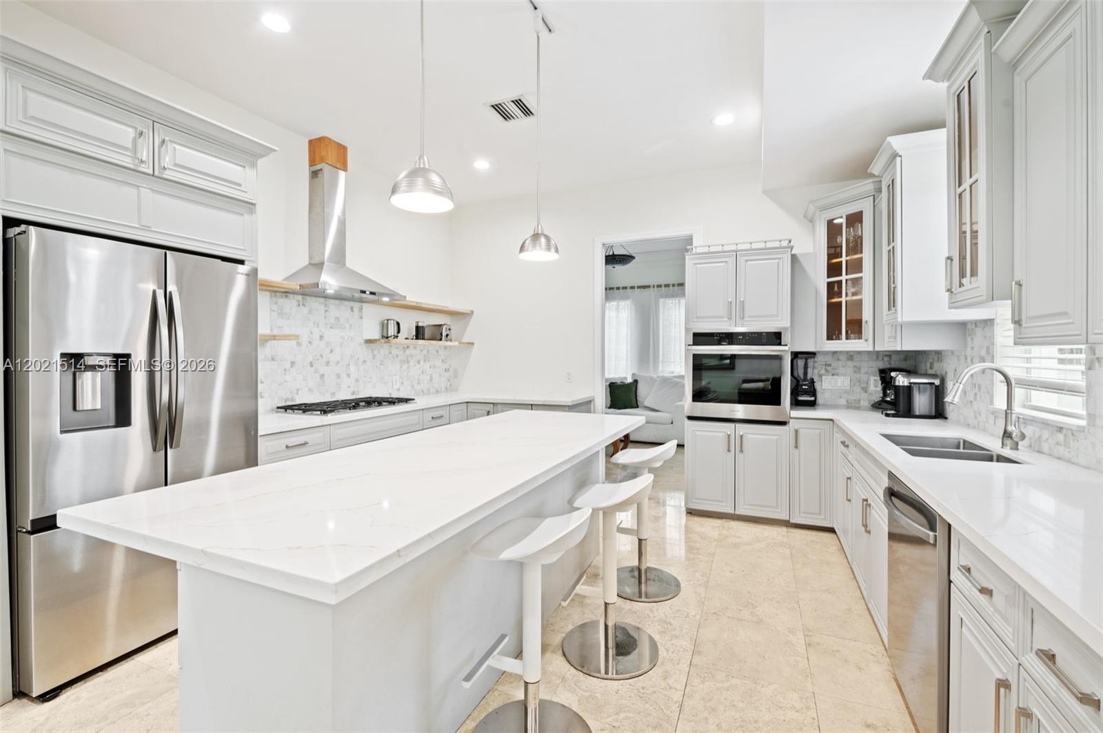 2501 Pine Tree Dr Miami Beach, FL 33140