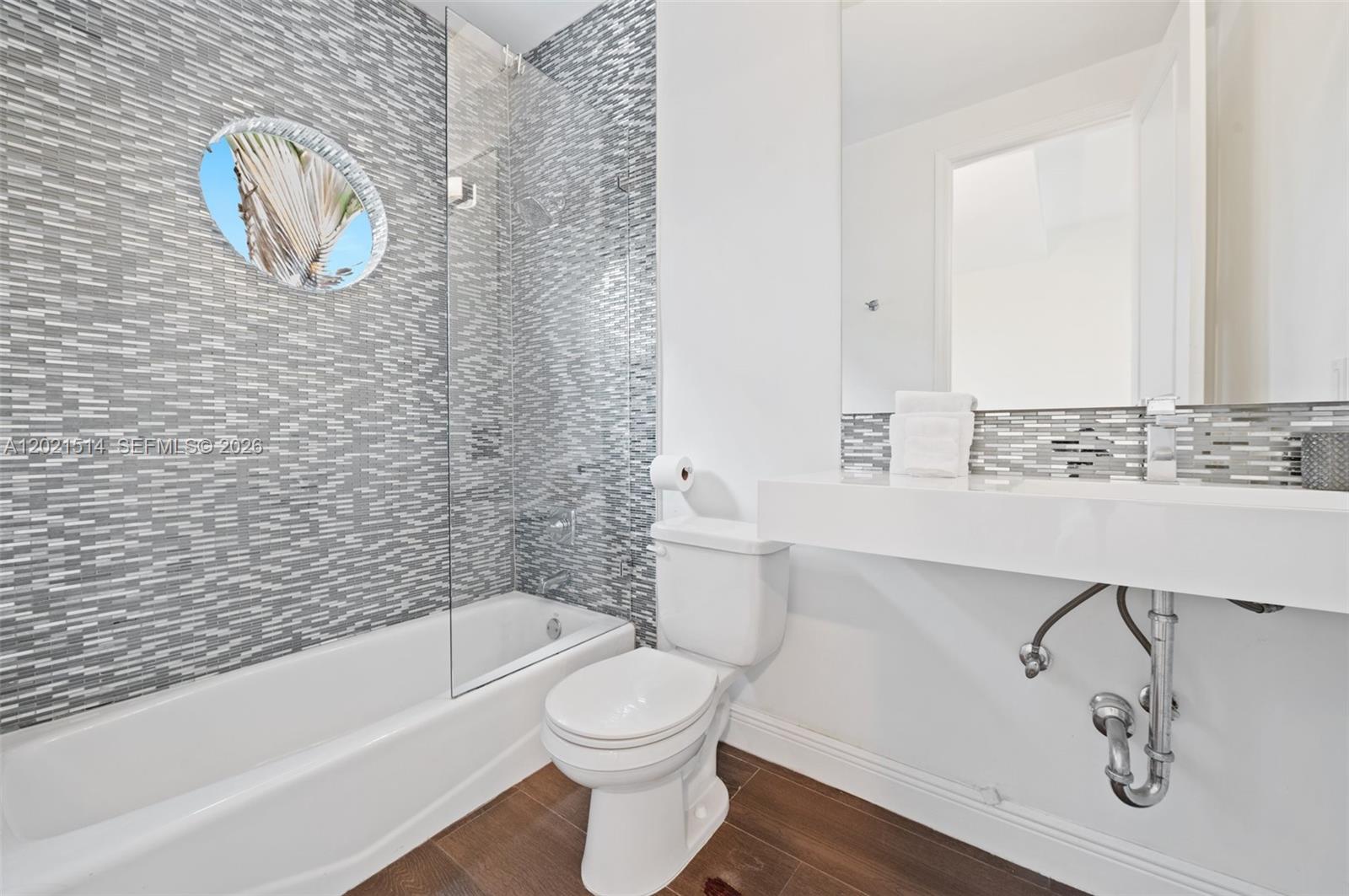 2501 Pine Tree Dr Miami Beach, FL 33140