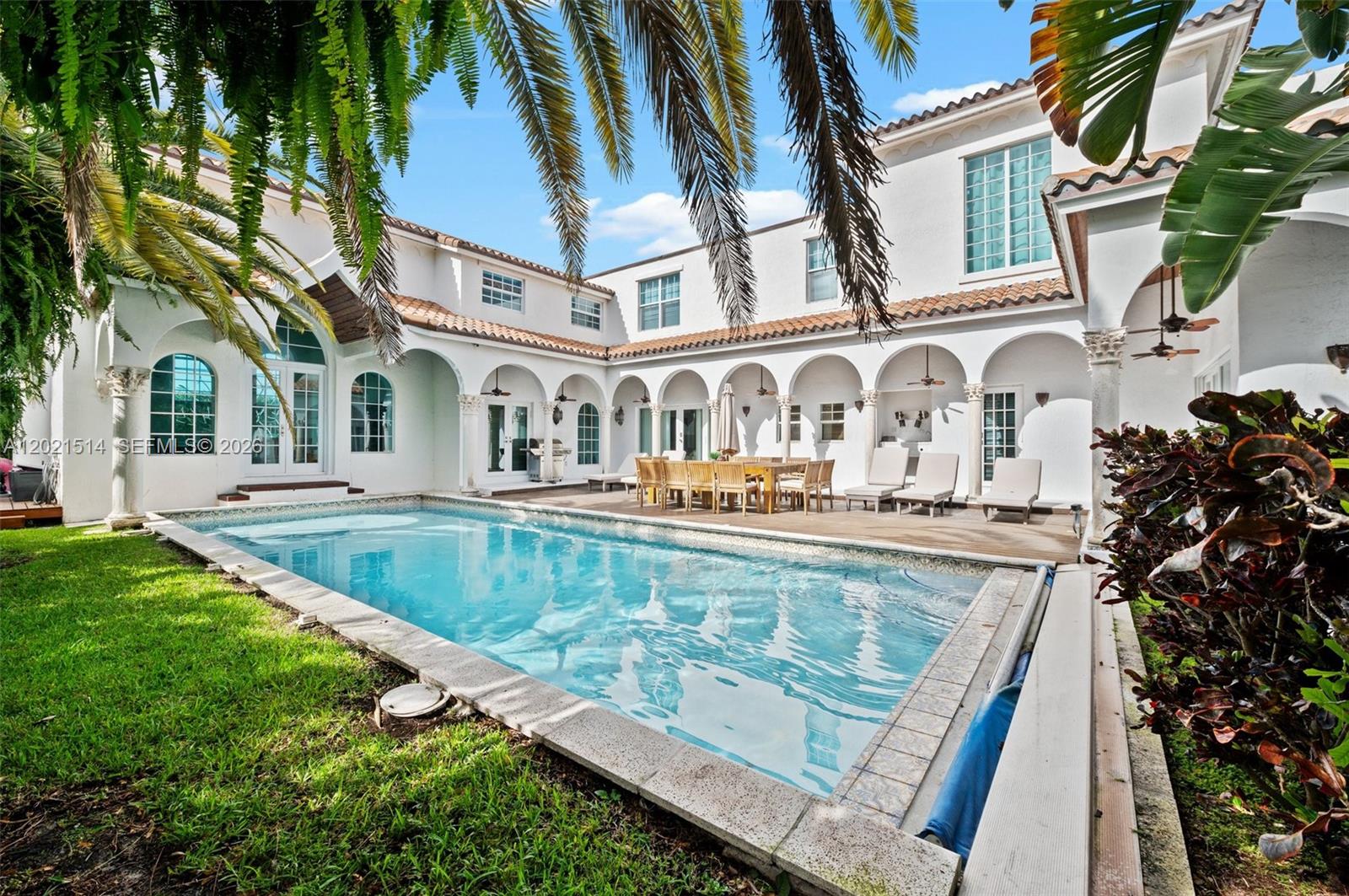 2501 Pine Tree Dr Miami Beach, FL 33140