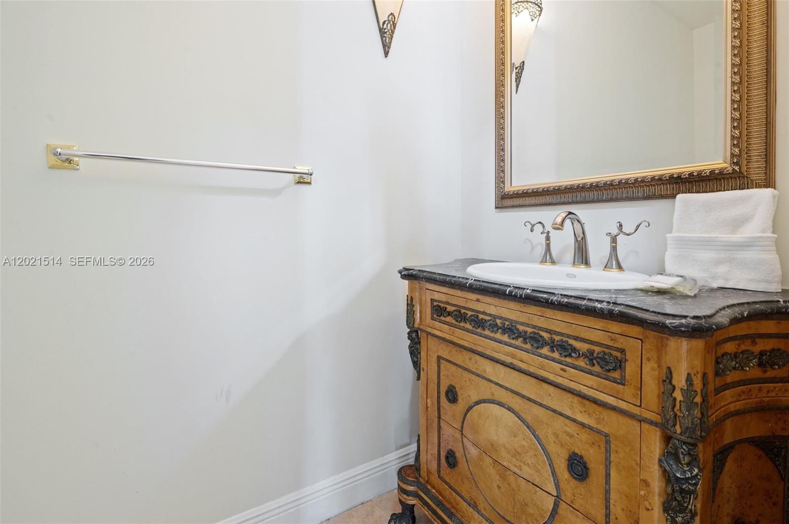 2501 Pine Tree Dr Miami Beach, FL 33140