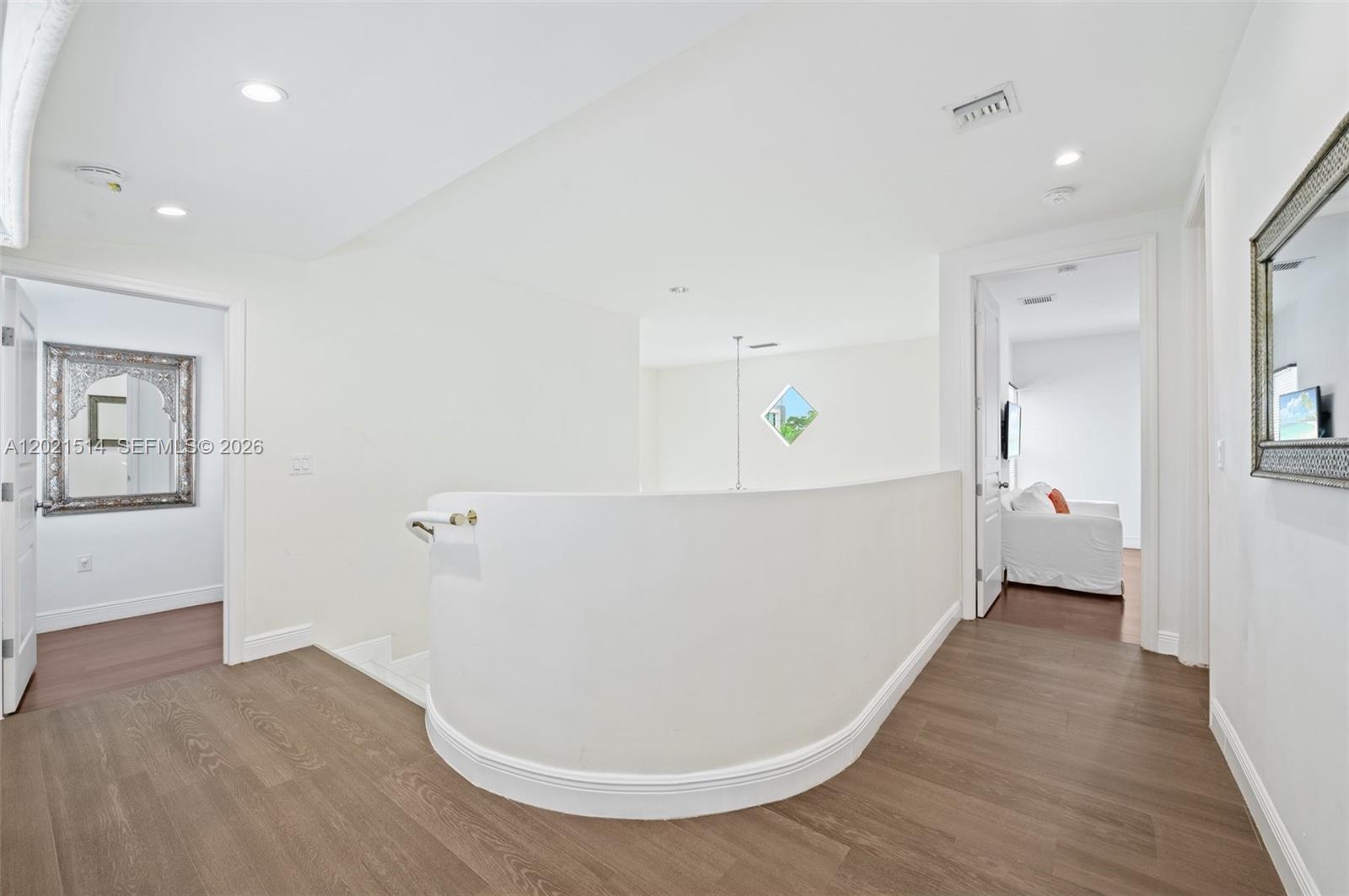 2501 Pine Tree Dr Miami Beach, FL 33140