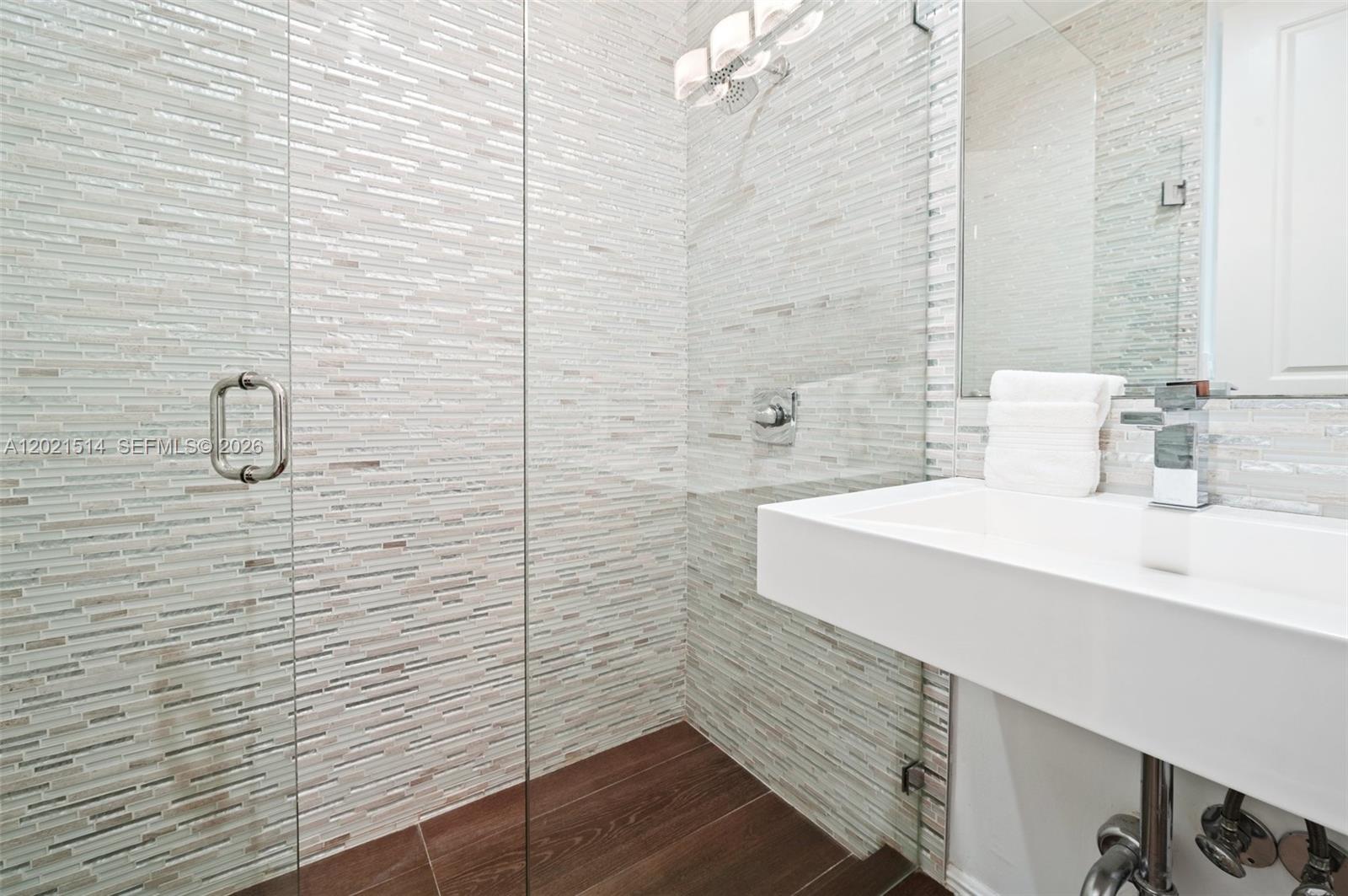 2501 Pine Tree Dr Miami Beach, FL 33140