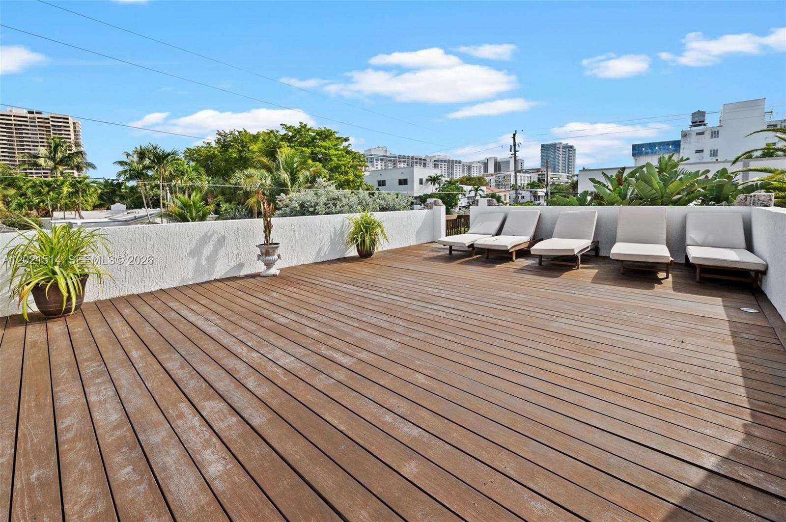 2501 Pine Tree Dr Miami Beach, FL 33140