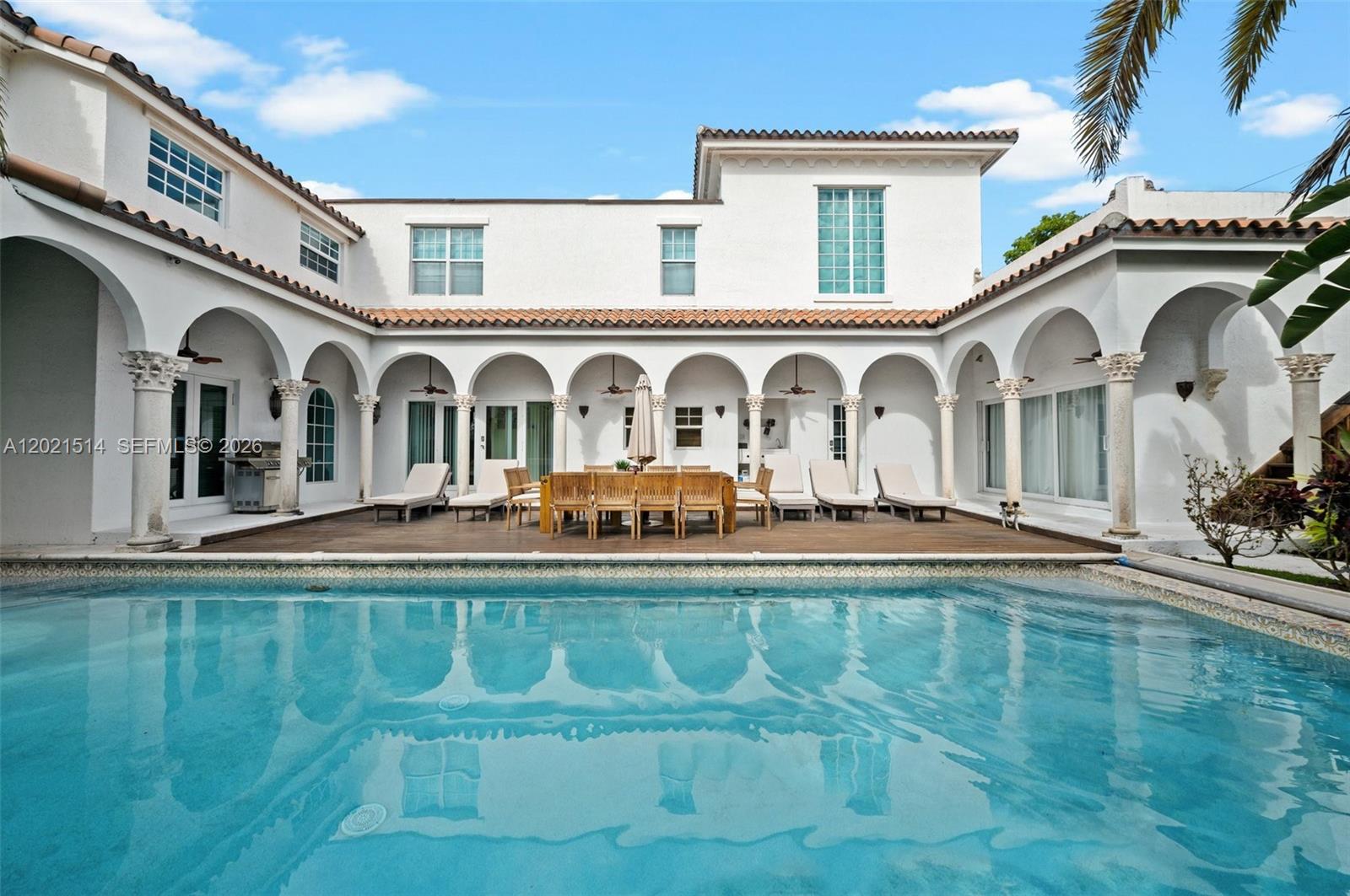 2501 Pine Tree Dr Miami Beach, FL 33140