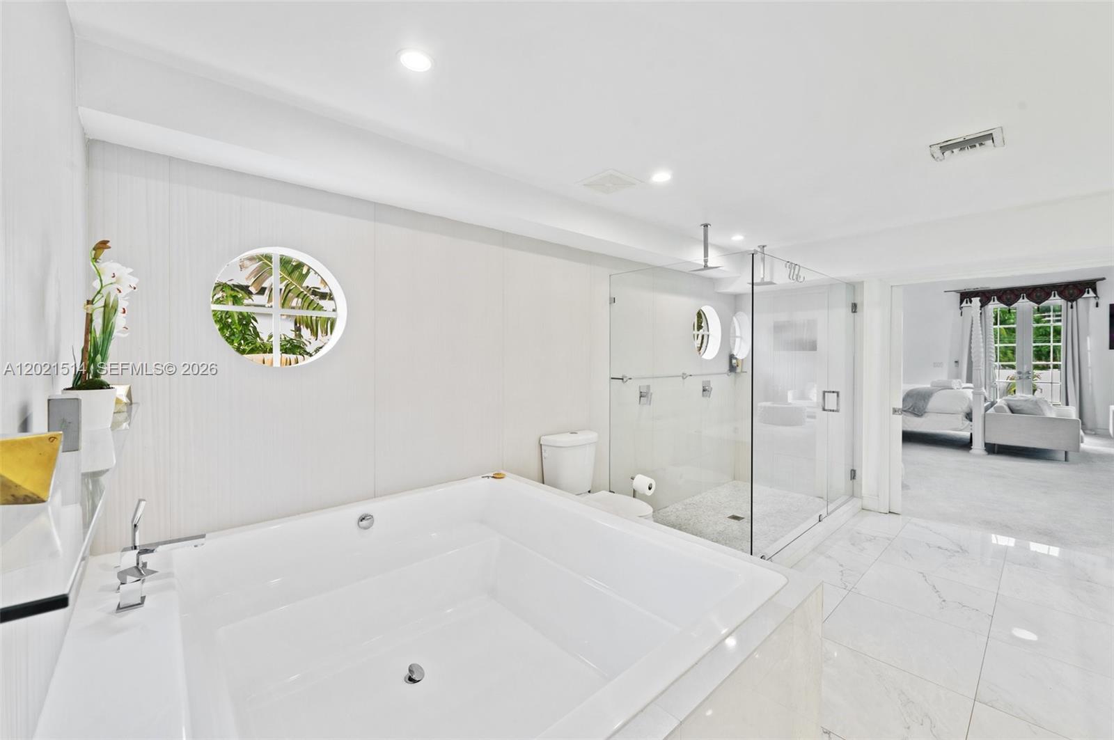 2501 Pine Tree Dr Miami Beach, FL 33140