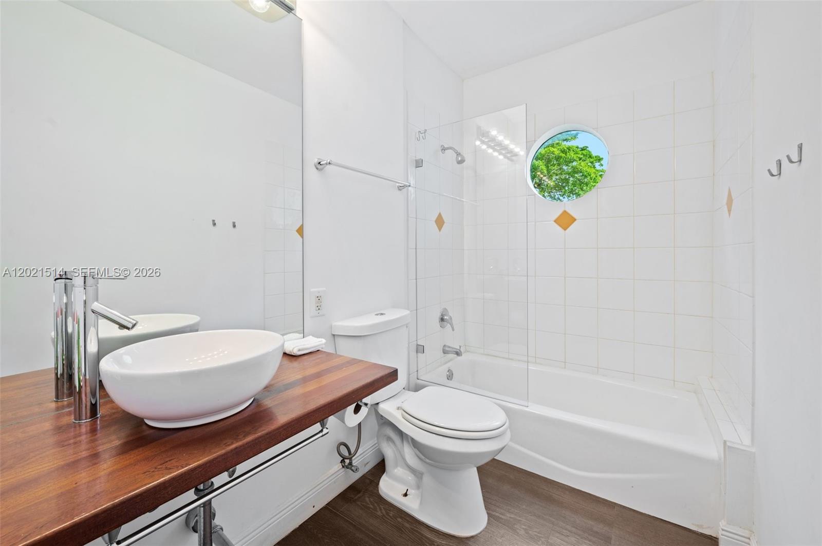 2501 Pine Tree Dr Miami Beach, FL 33140