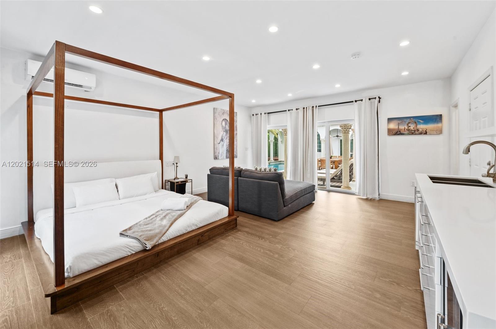 2501 Pine Tree Dr Miami Beach, FL 33140