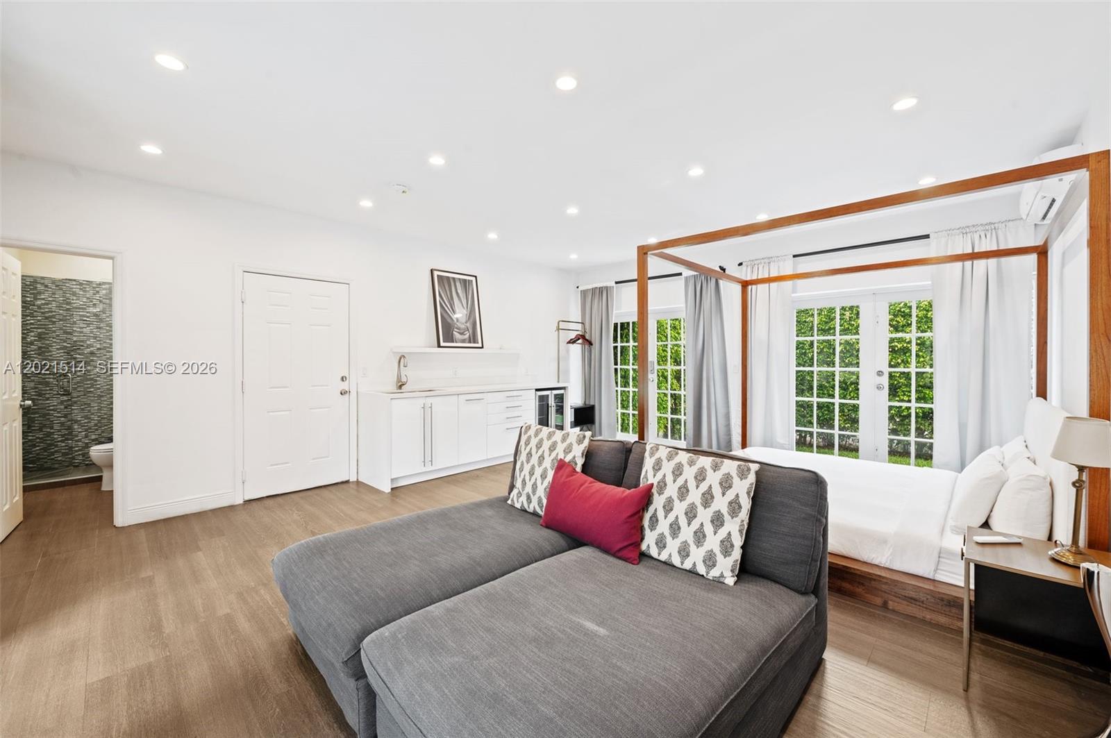 2501 Pine Tree Dr Miami Beach, FL 33140