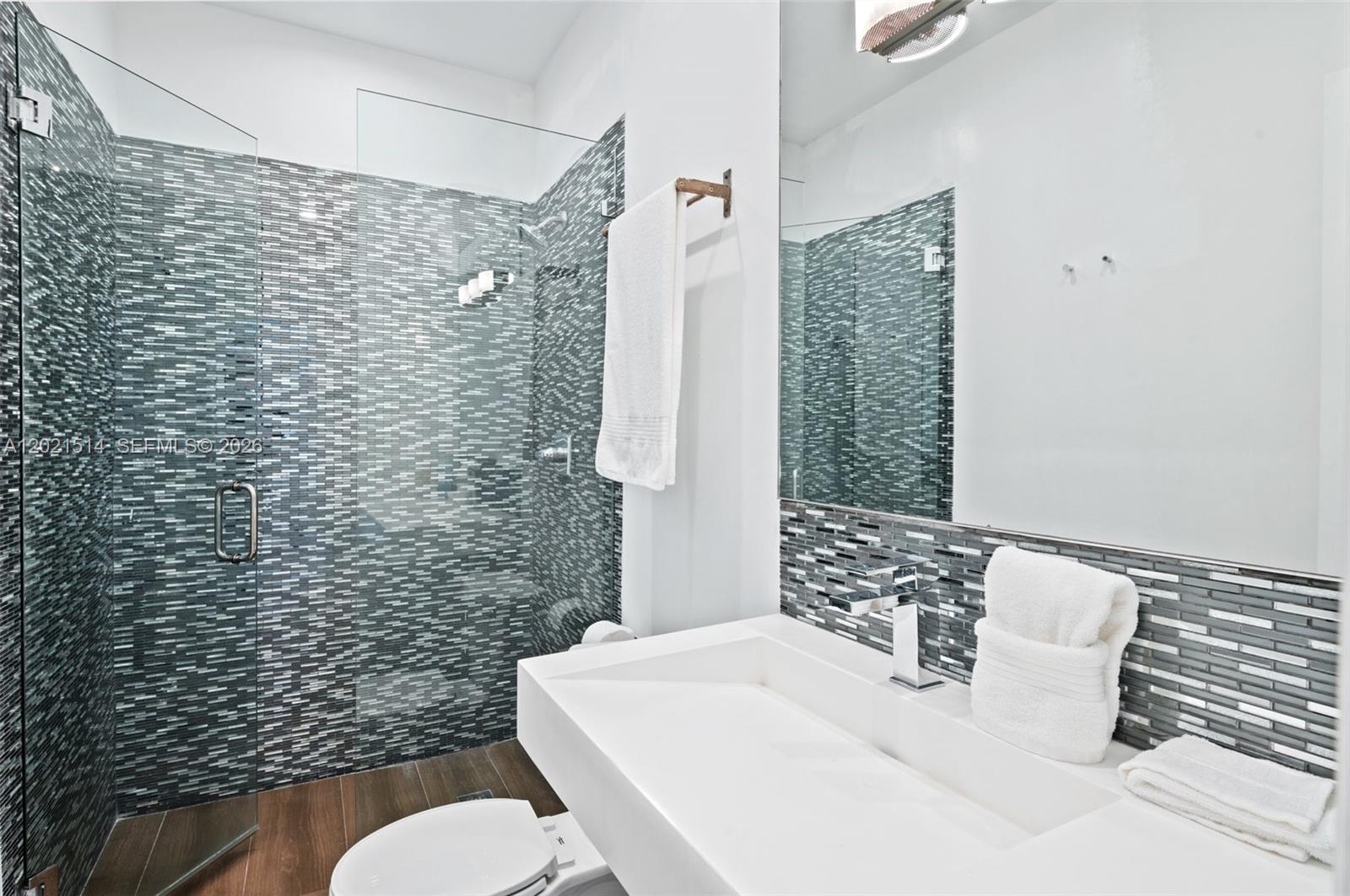 2501 Pine Tree Dr Miami Beach, FL 33140