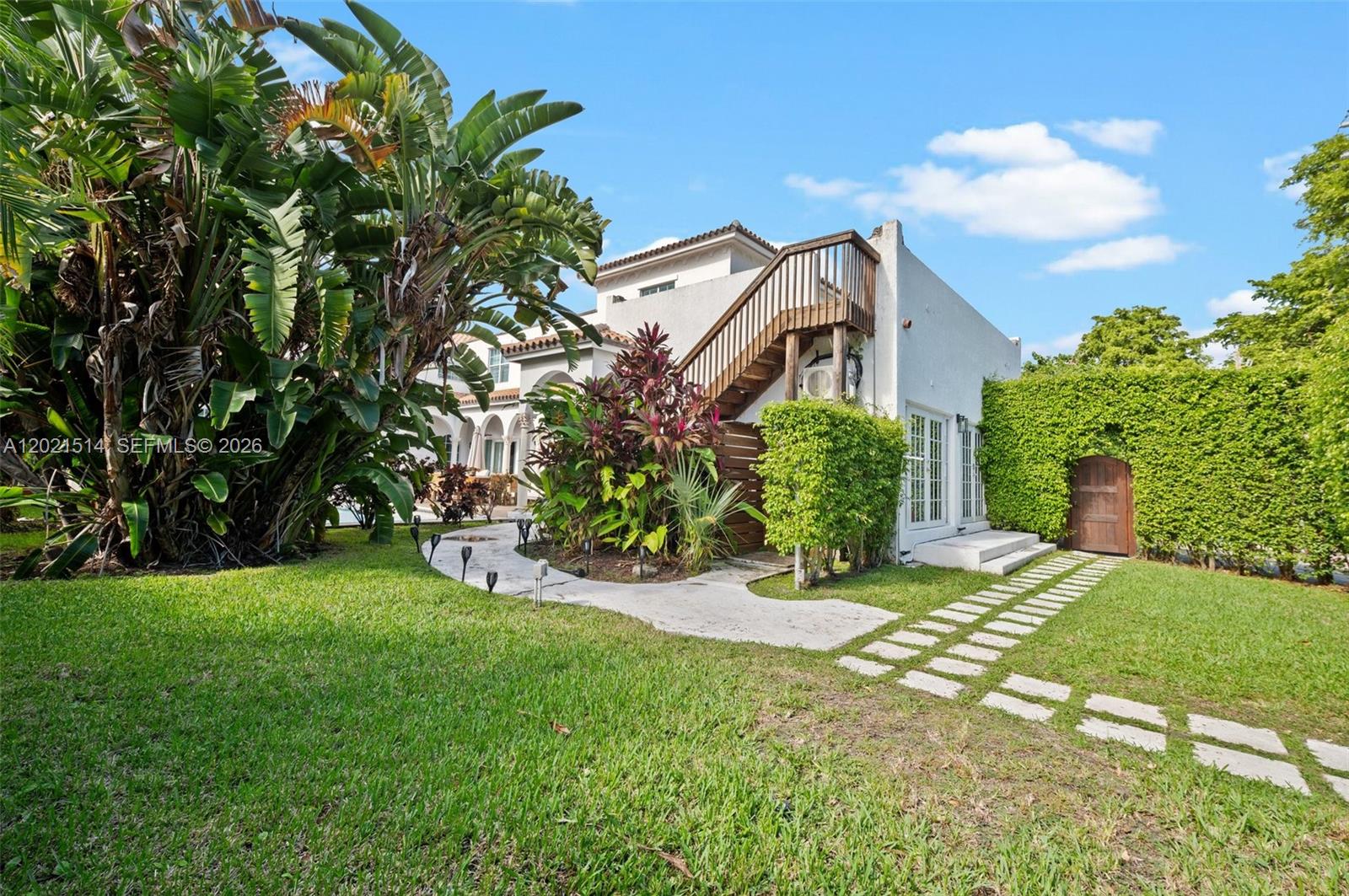 2501 Pine Tree Dr Miami Beach, FL 33140